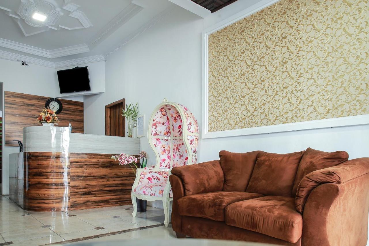 Oyo 90221 Makarim Guest House Syariah Pangkalanbuun Zewnętrze zdjęcie