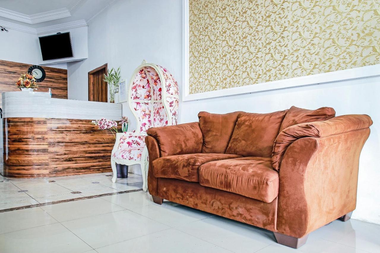 Oyo 90221 Makarim Guest House Syariah Pangkalanbuun Zewnętrze zdjęcie